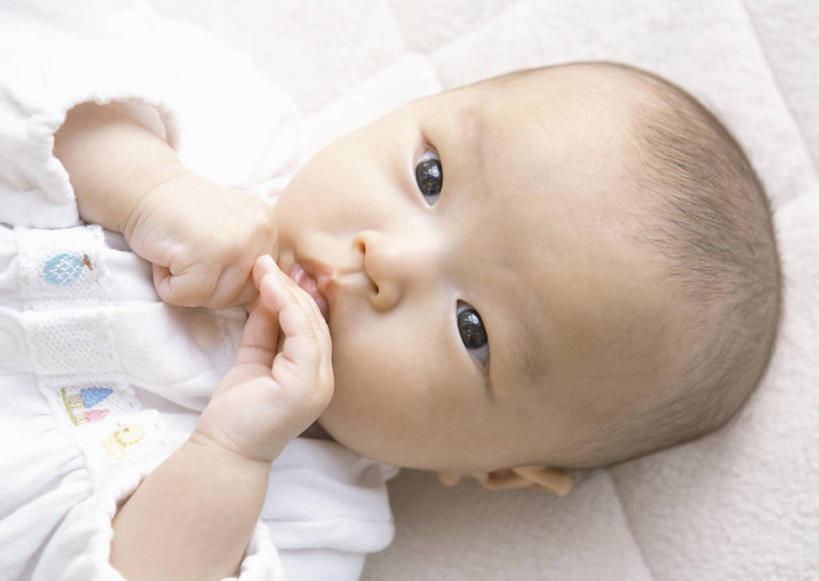 东方人,婴儿,儿童,一个人,躺,横图,俯视,室内,白天,白色背景,婴儿服装,纯洁,亚洲,仅一个人,咬,花纹,图案,注视,黄种人,小孩,观察,看,可爱,摄影,活泼,影棚,观看,咬着,察看,关注,宝宝,纯真,烂漫,无邪,吮,卧着,伶俐,天真,亚洲人,孩子,躺着,卧,半身,彩图,高角度拍摄,影棚拍摄,婴儿服,拍摄