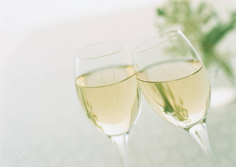 红酒,葡萄酒,无人,横图,俯视,室内,特写,白天,桌面,桌子,杯子,阴影,朦胧,模糊,庆祝,反射,木制,高脚杯,影子,红酒杯,白葡萄酒,酒类,两杯,玻璃制品,酒,饮料,酒杯,木制品,干杯,碰杯,交际,友好,庆贺,葡萄酒杯,礼仪,敬酒,劝酒,玻璃杯,彩图,高角度拍摄