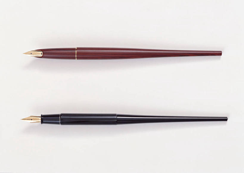 无人,横图,俯视,室内,特写,白天,白色背景,静物,阴影,反射,笔,影子,褐色,办公用品,钢笔,文具,蓝色,学习用品,两只,摄影,影棚,文具用品,彩图,高角度拍摄,影棚拍摄,拍摄