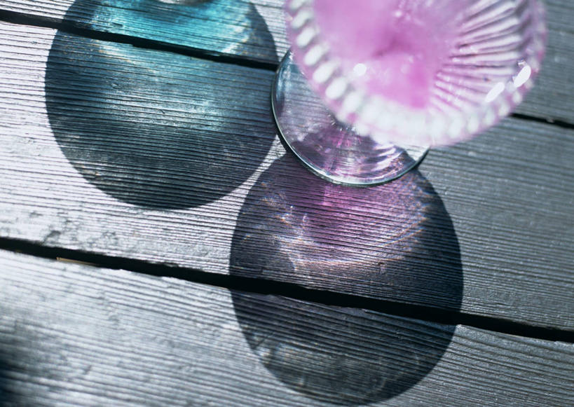 无人,横图,俯视,室内,特写,白天,桌面,桌子,杯子,阴影,朦胧,模糊,反射,木制,影子,冰,清凉,冷冻,玻璃制品,两个,粉色,蓝色,木制品,水杯,冷饮,舒服,寒冷,刨冰,冷藏,沙冰,解暑,解渴,舒爽,消暑,保鲜,玻璃杯,彩图,高角度拍摄