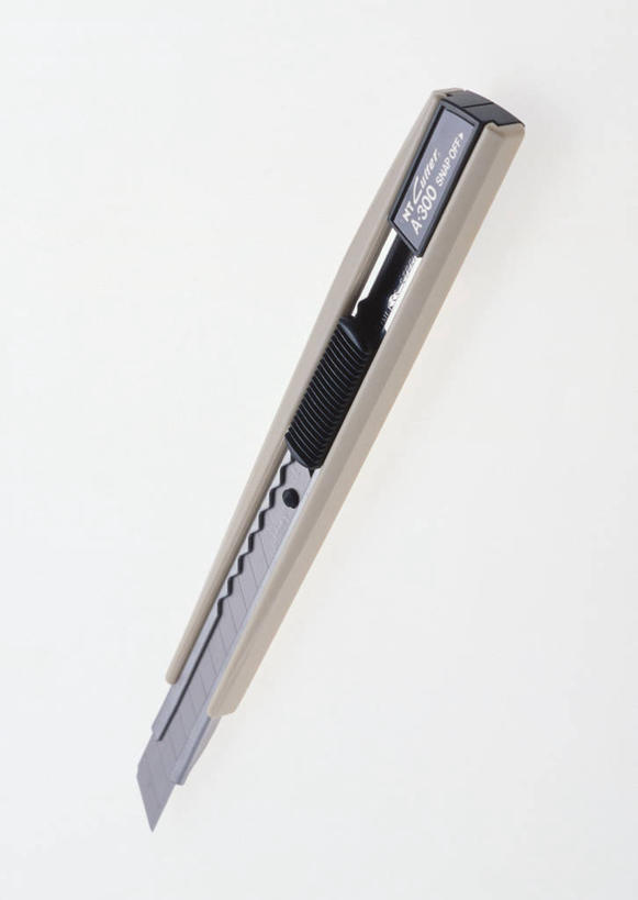 无人,竖图,俯视,室内,特写,白天,白色背景,静物,一把,阴影,反射,工具,影子,刀具,刀,摄影,影棚,刻刀,切割,美工刀,彩图,高角度拍摄,影棚拍摄,拍摄