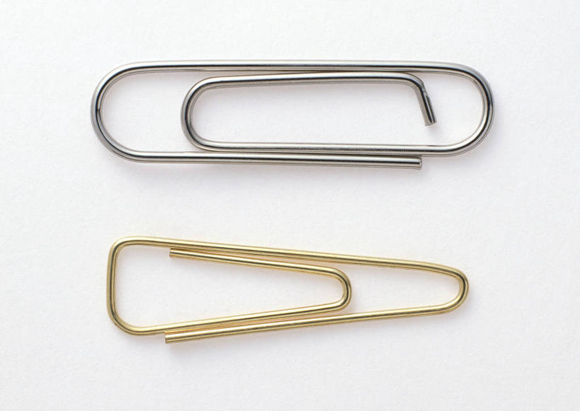 无人,横图,俯视,室内,特写,白天,白色背景,静物,金属制品,阴影,反射,金属,影子,银色,办公用品,回形针,两个,黄色,学习用品,摄影,影棚,文具用品,曲别针,彩图,高角度拍摄,影棚拍摄,拍摄