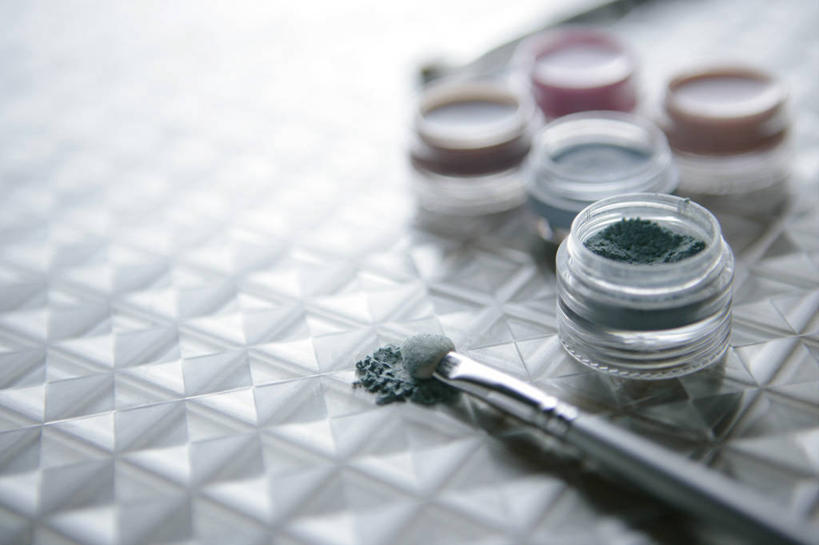 无人,横图,俯视,室内,特写,白天,化妆,美容,静物,许多,护肤,阴影,朦胧,模糊,反射,纹路,纹理,影子,塑料,盒子,粉色,蓝色,彩妆,化妆刷,容器,刷子,塑料制品,保养,享受,休闲,眼影,放松,保健,眼影刷,储藏,调色盘,美容工具,调色板,储存,养颜,彩妆刷,化妆工具,肌理,彩图,高角度拍摄,眼影调色盘,贮存