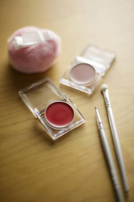 无人,竖图,俯视,室内,特写,白天,化妆,美容,桌面,桌子,静物,护肤,阴影,朦胧,模糊,反射,木制,影子,粉色,彩妆,粉扑,化妆刷,木制品,刷子,保养,享受,休闲,眼影,放松,保健,眼影刷,调色盘,美容工具,调色板,养颜,彩妆刷,化妆工具,彩图,高角度拍摄,眼影调色盘