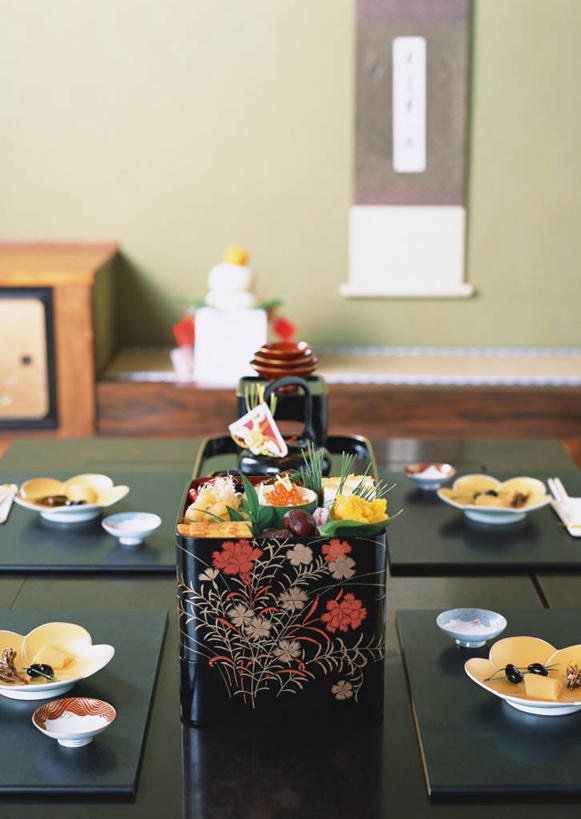 无人,竖图,俯视,室内,特写,白天,烹饪,智慧,筷子,桌面,桌子,餐具,花瓶,阴影,艺术,装饰,盛开,反射,木制,碟子,盘,影子,陶瓷,墙,日本料理,料理,食品,陶瓷制品,塌塌米,榻榻米,花蕾,文化,传统,菜肴,美食,墙壁,墙面,蒲团,花,花瓣,花朵,鲜花,食物,插花,盘子,木制品,瓶子,容器,碟,碗,日式料理,花苞,花蕊,日式,佳肴,储藏,礼节,华丽,修饰,插花艺术,点缀,创造,储存,创作,礼仪,想象,衬托,美观,雅致,雅观,叠席,蒲墩,圆座,进餐用具,彩图,高角度拍摄,贮存