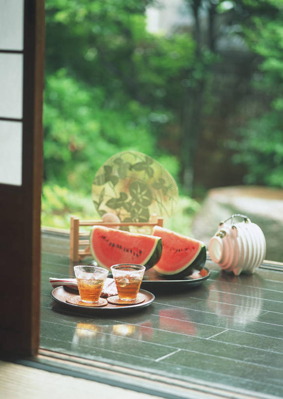 无人,竖图,俯视,室外,特写,白天,幸福,植物,茶,地板,门,西瓜,杯子,水果,拉门,阴影,朦胧,模糊,日本文化,新鲜,反射,扇子,蚊香,蚊香猪,影子,生食,茶叶,食品,果实,杯垫,蚊香架,地面,清凉,凉爽,文化,娱乐,移门,木地板,蒲团,树,树木,食物,绿色,自然,水杯,垫子,享受,休闲,温馨,放松,乐趣,有机食品,绿色食品,生长,成长,提神,舒适,和风,醒脑,障子,纸门,蒲墩,圆座,茶杯,寒瓜,彩图,高角度拍摄,宫扇,纨扇,圆扇,蚊取豚,香薰器,小猪香炉,传统文化