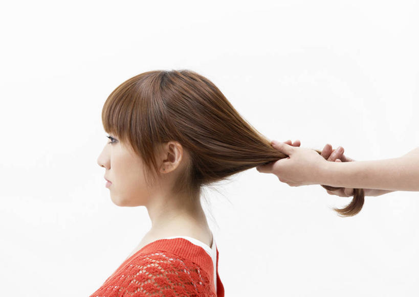 东方人,两个人,理发师,坐,横图,室内,白天,白色背景,侧面,亚洲,握,服装,拿,拿着,休闲装,黄种人,顾客,衣服,红色,休闲,休闲服,握着,摄影,服饰,影棚,主顾,年轻女性,女人,女性,亚洲人,发型师,理发员,美发师,坐着,半身,彩图,影棚拍摄,拍摄