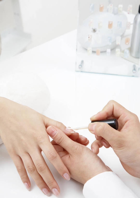 东方人,手,两个人,美容师,商店,竖图,俯视,室内,特写,白天,桌面,桌子,亚洲,握,阴影,服装,朦胧,模糊,装饰,反射,木制,影子,拿,指甲油,拿着,休闲装,黄种人,商铺,顾客,衣服,化妆刷,木制品,刷子,休闲,手部,休闲服,握着,服饰,华丽,修饰,点缀,美容工具,指甲刷,美容店,化妆工具,衬托,美观,雅致,雅观,市肆,商号,主顾,年轻女性,女人,女性,亚洲人,半身,彩图,高角度拍摄,店铺