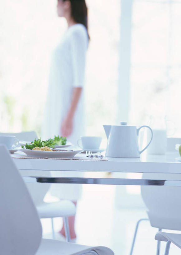 点心,面包,牛奶,东方人,一个人,站,竖图,室内,白天,侧面,餐桌,窗户,桌子,蔬菜,餐具,椅子,亚洲,仅一个年轻女性,仅一个女性,仅一个人,服装,新鲜,叉子,刀叉,刀子,电器,碟子,壶,盘,木椅,生菜,莴苣,蛋,鸡蛋,香肠,食品,面点,腊肠,饮品,营养,炒鸡蛋,烤面包机,休闲装,黄种人,吐司,饮食,玻璃窗,水壶,食物,糕点,饮料,衣服,白色,盘子,茶壶,容器,碟,站着,休闲,休闲服,服饰,有机食品,绿色食品,餐台,法式面包,乳制品,家电,奶,牛乳,餐刀,吐司面包,餐叉,草鸡蛋,多士炉,自动面包片烤炉,面包烘烤器,烘培,春菜,鹅仔菜,莴仔菜,千金菜,安神,卵,叶用莴苣,年轻女性,女人,女性,亚洲人,进餐用具,站立,半身,彩图,烘烤,多士,听型面包