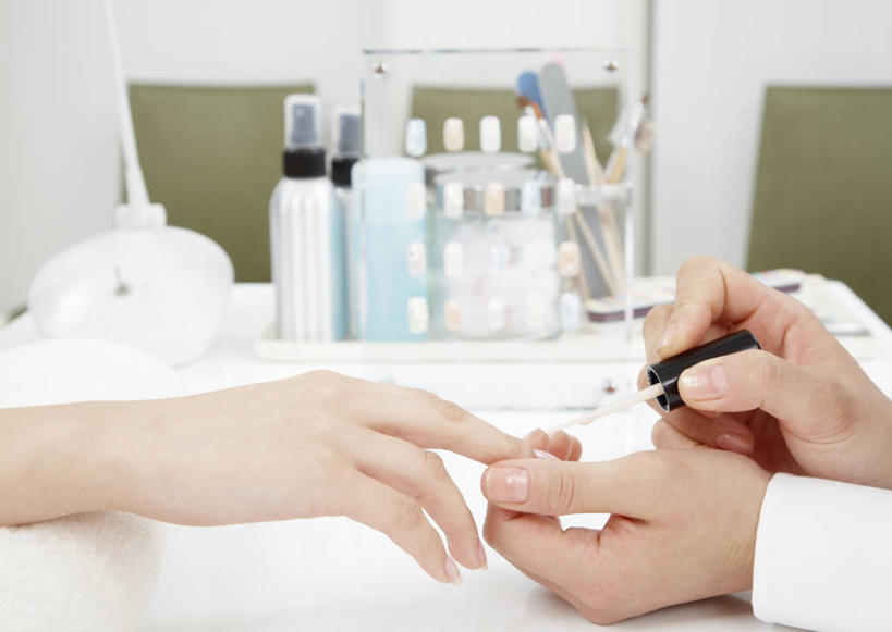 东方人,手,两个人,美容师,商店,横图,室内,特写,白天,侧面,工作服,制服,桌面,桌子,亚洲,握,阴影,朦胧,模糊,装饰,反射,木制,影子,拿,指甲油,拿着,黄种人,商铺,顾客,化妆刷,木制品,刷子,手部,握着,华丽,修饰,点缀,美容工具,指甲刷,美容店,化妆工具,衬托,美观,雅致,雅观,市肆,商号,工作制服,主顾,年轻女性,女人,女性,亚洲人,半身,彩图,工作套服,店铺