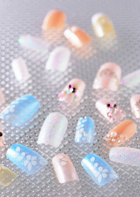 指甲,无人,竖图,俯视,室内,特写,白天,桌面,桌子,静物,许多,阴影,装饰,反射,木制,影子,很多,木制品,华丽,修饰,点缀,衬托,美观,雅致,雅观,手指甲,彩图,高角度拍摄