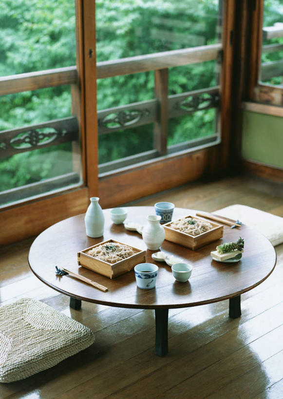 面食,面条,清酒,无人,竖图,俯视,室内,特写,白天,烹饪,植物,窗户,地板,筷子,桌面,桌子,餐具,阴影,反射,木制,木盒,影子,陶瓷,面,日本料理,料理,食品,筷架,陶瓷制品,地面,酒类,冷面,筷枕,文化,传统,菜肴,美食,木地板,玻璃窗,酒,酒瓶,蒲团,树,树木,食物,饮料,绿色,自然,木制品,瓶子,容器,日式料理,日式,佳肴,生长,成长,储藏,礼节,筷子架,储存,礼仪,蒲墩,圆座,进餐用具,彩图,高角度拍摄,贮存,清酒瓶