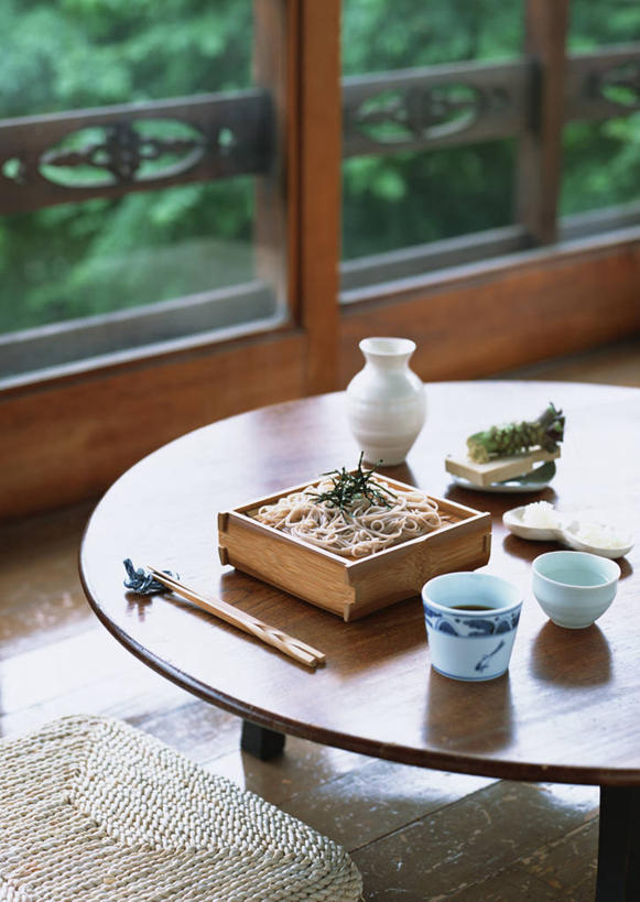 面食,面条,清酒,无人,竖图,俯视,室内,特写,白天,烹饪,植物,窗户,地板,筷子,桌面,桌子,餐具,阴影,反射,木制,木盒,影子,陶瓷,面,日本料理,料理,食品,筷架,陶瓷制品,地面,酒类,冷面,筷枕,文化,传统,菜肴,美食,木地板,玻璃窗,酒,酒瓶,蒲团,树,树木,食物,饮料,绿色,自然,木制品,瓶子,容器,日式料理,日式,佳肴,生长,成长,储藏,礼节,筷子架,储存,礼仪,蒲墩,圆座,进餐用具,彩图,高角度拍摄,贮存,清酒瓶