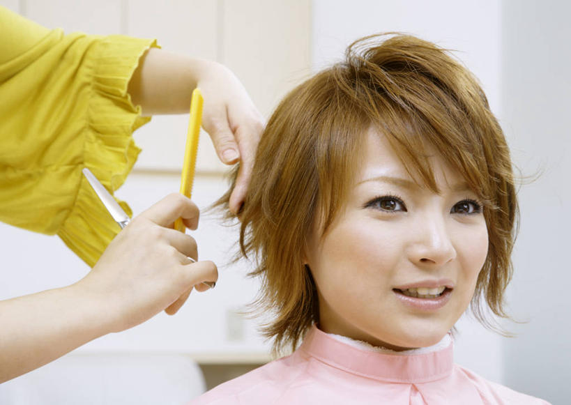 东方人,脸,头,脸颊,两个人,理发师,站,坐,笑,微笑,露齿笑,横图,室内,特写,白天,正面,亚洲,握,修剪,服装,工具,剪刀,拿,梳子,围兜,拿着,注视,休闲装,黄种人,顾客,衣服,黄色,日用品,观察,看,站着,休闲,休闲服,握着,服饰,观看,裁剪,察看,剪子,剪裁,切割,关注,美发用品,理发围布,主顾,剪发围布,理发围兜,围布,年轻女性,女人,女性,亚洲人,头部,脸部,脸蛋,面部,发型师,理发员,美发师,站立,坐着,半身,彩图