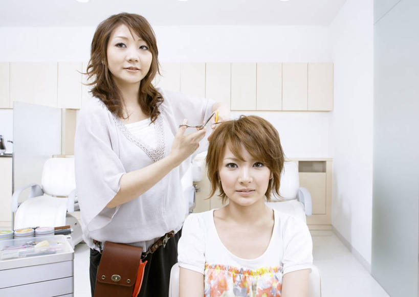 东方人,两个人,理发师,商店,站,笑,微笑,露齿笑,横图,室内,白天,正面,椅子,亚洲,修剪,服装,工具,剪刀,梳子,注视,休闲装,黄种人,商铺,顾客,衣服,日用品,观察,看,站着,休闲,休闲服,服饰,观看,理发店,裁剪,察看,剪子,剪裁,切割,关注,美发店,美容店,美发用品,市肆,商号,主顾,年轻女性,女人,女性,亚洲人,发型师,理发员,美发师,站立,半身,彩图,店铺,剪发椅,理发椅,美发椅,液压椅,油压椅