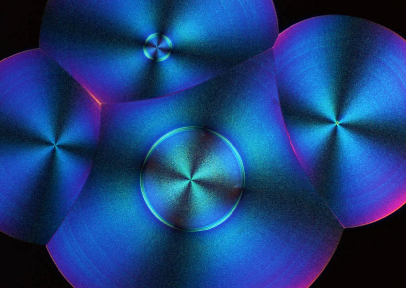 无人,横图,俯视,彩色,室内,特写,白天,仪器,许多,检查,反射,分析,光泽,科学,圆形,结晶,显微镜,水晶,光芒,很多,蓝色,观察,清晰,探索,放大,观看,五颜六色,仔细,色彩斑斓,透镜,维生素,凸透镜,聚焦,关注,五彩缤纷,维生素c,光学,清楚,五彩斑斓,五光十色,显微图片,彩图,高角度拍摄,抗坏血酸,水溶性维生素,L-抗坏血酸