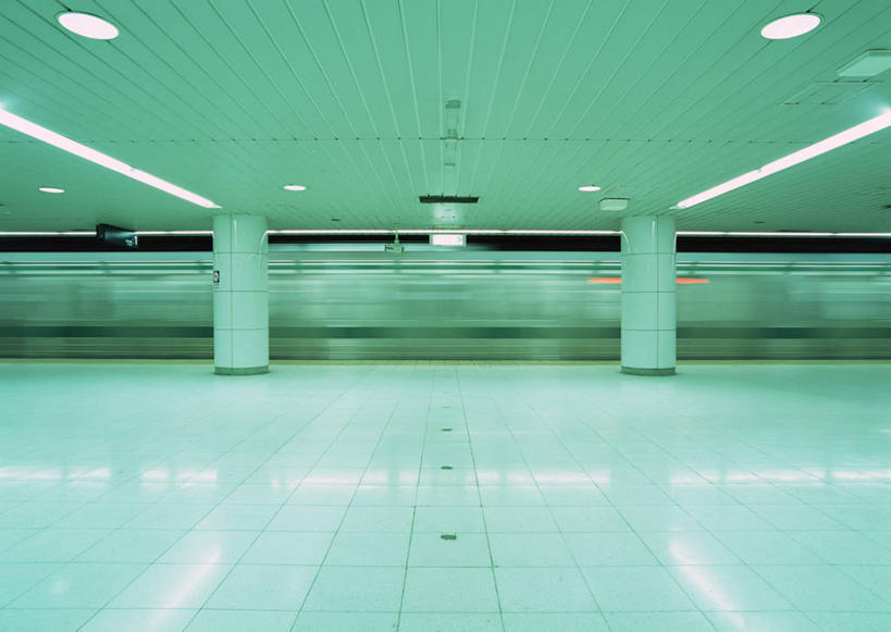 无人,横图,室内,白天,正面,地铁,车站,照明,阴影,朦胧,模糊,光线,瓷砖,地砖,影子,灯光,地面,站台,轨道交通,顶灯,月台,灯,灯具,驾驶,行驶,操纵,照亮,控制,照明设备,操控,把持,彩图,地铁机动车,地下铁,轻轨