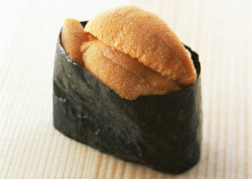 海鲜,米饭,寿司,无人,横图,俯视,室内,特写,白天,烹饪,餐桌,桌子,海胆,蔬菜,阴影,新鲜,反射,木制,影子,海苔,日本料理,料理,食品,紫菜,饭,水产,菜肴,美食,海洋生物,食物,一个,木制品,日式料理,日式,佳肴,有机食品,绿色食品,单个,餐台,五谷,水生动物,海产品,醋饭,水生物,海底动物,刺锅子,海刺猬,四喜饭,彩图,高角度拍摄,条斑紫菜