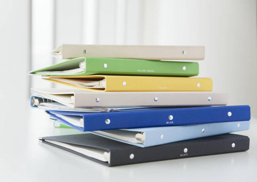 无人,办公室,横图,室内,特写,白天,正面,家具,桌子,静物,一排,许多,阴影,整齐,反射,材料,档案,文件,影子,纸,办公桌,记事本,很多,排列,本子,笔记本,手稿,资料,堆,证明,队列,文档,活页本,便签本,办公家具,活页夹,彩图,日记本,活页夹记事本