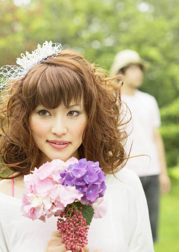 东方人,两个人,夫妻,新娘,新郎,站,笑,微笑,露齿笑,竖图,室外,白天,正面,裙子,T恤衫,爱情,婚礼,快乐,草地,草坪,植物,亚洲,握,连衣裙,服装,朦胧,模糊,庆祝,盛开,捧花,手捧花,结婚,浪漫,拿,T恤,花蕾,拿着,注视,休闲装,黄种人,草,花,花瓣,花朵,鲜花,树,树木,衣服,红色,绿色,紫色,白色,自然,花束,花苞,花蕊,观察,看,站着,休闲,喜庆,休闲服,恩爱,握着,恋人,服饰,生长,成长,观看,纪念,察看,关注,婚礼捧花,男人,男性,年轻男性,年轻女性,女人,女性,亚洲人,卷发,夫妇,情侣,站立,半身,彩图,高兴,伴侣