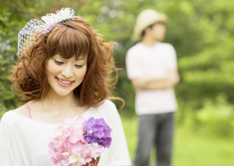 东方人,两个人,夫妻,新娘,新郎,站,笑,双手交叉,微笑,露齿笑,横图,室外,白天,正面,裙子,T恤衫,爱情,婚礼,快乐,草地,草坪,植物,亚洲,握,连衣裙,服装,朦胧,模糊,庆祝,盛开,捧花,手捧花,结婚,浪漫,拿,T恤,花蕾,拿着,注视,休闲装,黄种人,草,花,花瓣,花朵,鲜花,树,树木,衣服,红色,绿色,紫色,白色,自然,花束,花苞,花蕊,观察,看,站着,休闲,喜庆,休闲服,恩爱,握着,恋人,服饰,生长,成长,观看,纪念,察看,双手抱胸,关注,婚礼捧花,男人,男性,年轻男性,年轻女性,女人,女性,亚洲人,卷发,夫妇,情侣,站立,半身,彩图,高兴,伴侣