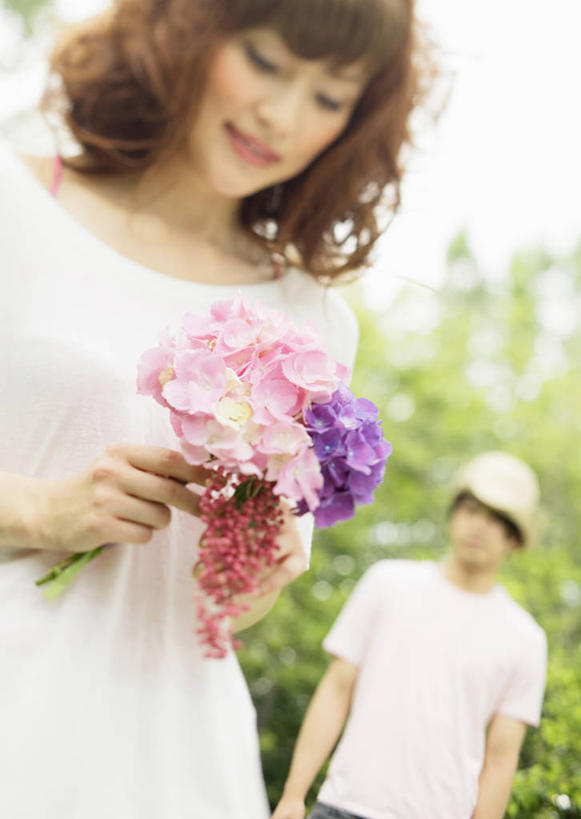 东方人,两个人,夫妻,新娘,新郎,站,笑,微笑,竖图,室外,白天,正面,裙子,T恤衫,爱情,婚礼,快乐,草地,草坪,植物,亚洲,握,连衣裙,服装,朦胧,模糊,庆祝,盛开,捧花,手捧花,结婚,浪漫,拿,T恤,花蕾,拿着,注视,休闲装,黄种人,草,花,花瓣,花朵,鲜花,树,树木,衣服,红色,绿色,紫色,白色,自然,花束,花苞,花蕊,观察,看,站着,休闲,喜庆,休闲服,恩爱,握着,恋人,服饰,生长,成长,观看,纪念,察看,关注,婚礼捧花,男人,男性,年轻男性,年轻女性,女人,女性,亚洲人,卷发,夫妇,情侣,站立,半身,彩图,高兴,伴侣