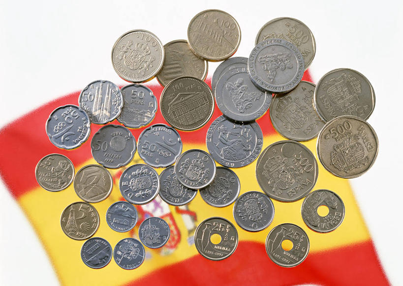 无人,横图,俯视,室内,特写,白天,白色背景,钱,静物,旗帜,国旗,阴影,反射,英文,标志,钱币,数字,文字,影子,字符,字母,银色,标识,黄色,红色,金色,金融,摄影,阿拉伯数字,影棚,经济,英文字母,流通,贸易,货币,现金,硬币,西班牙国旗,旗,彩图,高角度拍摄,影棚拍摄,拍摄,西班牙货币,比塞塔