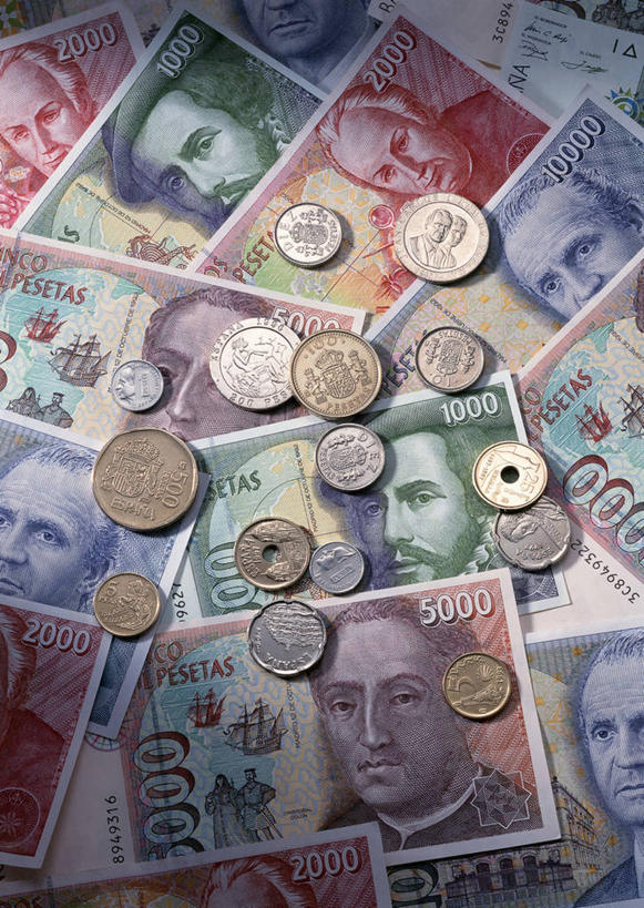 西方人,脸,头,脸颊,无人,竖图,俯视,彩色,室内,特写,白天,钱,静物,欧洲,欧洲人,一堆,许多,阴影,堆叠,堆积,反射,标志,钱币,数字,文字,影子,字符,银色,很多,许多人,注视,标识,观察,看,一群人,金色,钞票,金融,纸币,摄影,阿拉伯数字,影棚,经济,观看,堆,察看,关注,流通,纸钞,贸易,货币,现金,硬币,男人,男性,中年男性,白种人,头部,脸部,脸蛋,面部,半身,彩图,高角度拍摄,影棚拍摄,拍摄,西班牙货币,比塞塔