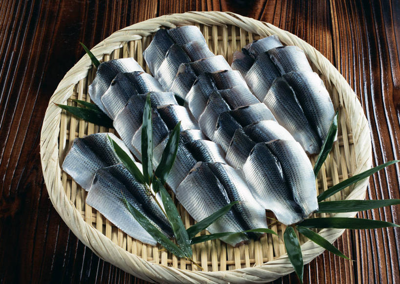 海鲜,无人,交叉,横图,俯视,室内,特写,白天,餐桌,桌子,竹子,叶子,一排,许多,阴影,竹制,整齐,编织,反射,木制,鱼,篮子,影子,肉,鱼肉,绿叶,水产,肉类,鱼类,海洋生物,排列,一个,木制品,竹篮,嫩叶,单个,餐台,竹条,交织,竹制品,队列,水生动物,海产品,水生物,肉食,海底动物,穿插,茴鱼,叶,叶片,彩图,高角度拍摄