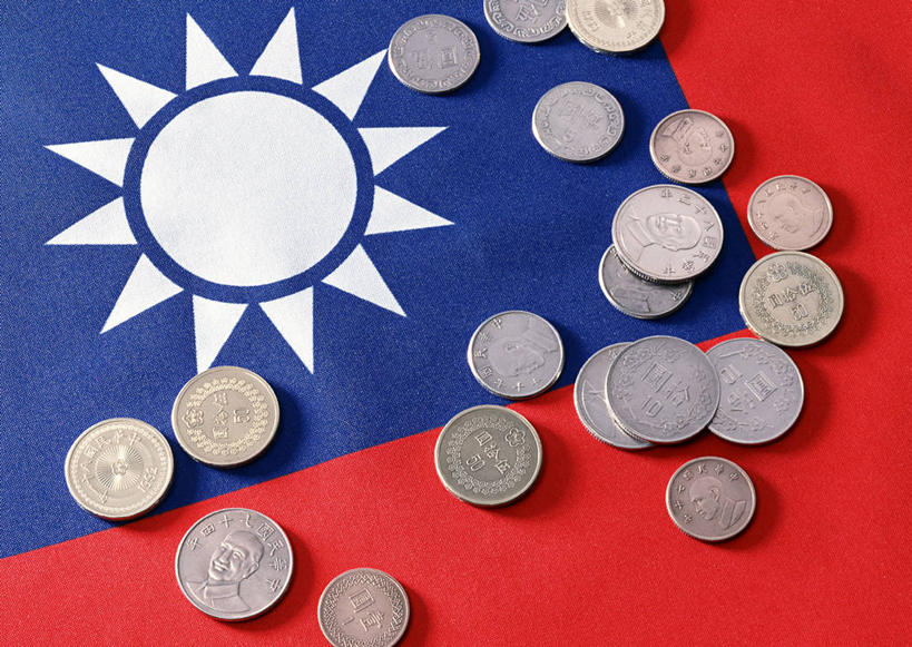 无人,横图,俯视,室内,特写,白天,钱,静物,旗帜,国旗,一堆,许多,阴影,堆叠,堆积,反射,英文,标志,钱币,数字,文字,影子,字符,字母,很多,标识,红色,蓝色,白色,金融,摄影,阿拉伯数字,影棚,经济,台币,堆,英文字母,流通,贸易,货币,现金,硬币,旗,彩图,高角度拍摄,影棚拍摄,拍摄