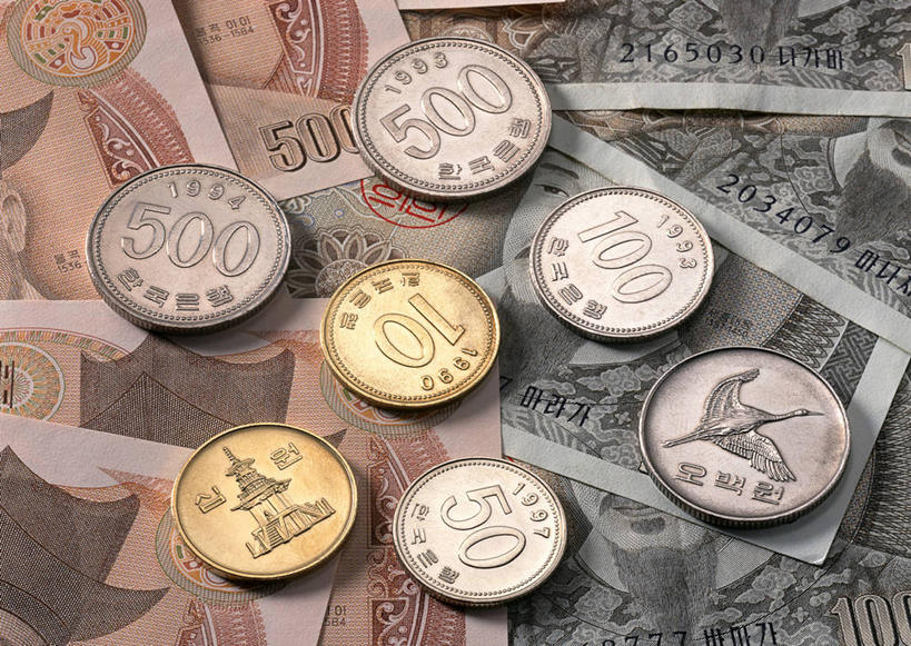 无人,横图,俯视,室内,特写,白天,钱,静物,一堆,许多,阴影,堆叠,堆积,反射,英文,标志,钱币,数字,文字,影子,字符,字母,很多,标识,钞票,金融,纸币,摄影,阿拉伯数字,影棚,韩币,经济,堆,英文字母,流通,纸钞,贸易,货币,现金,硬币,彩图,高角度拍摄,影棚拍摄,拍摄,圜