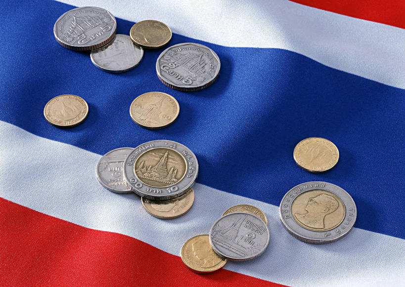 无人,横图,俯视,室内,特写,白天,钱,静物,旗帜,国旗,一堆,许多,阴影,堆叠,堆积,反射,英文,标志,钱币,数字,文字,影子,字符,字母,很多,标识,红色,蓝色,白色,金融,摄影,阿拉伯数字,影棚,经济,堆,英文字母,流通,贸易,货币,现金,硬币,旗,彩图,高角度拍摄,影棚拍摄,拍摄,泰铢,泰国国旗