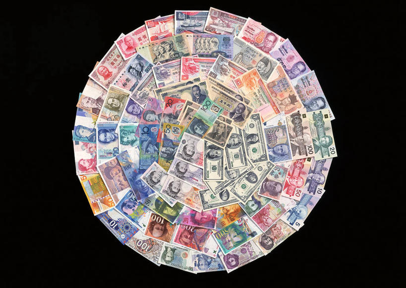 东方人,脸,头,脸颊,无人,横图,俯视,彩色,室内,特写,白天,钱,人民币,静物,亚洲,一排,许多,阴影,黑色背景,整齐,并列,并排,环绕,围绕,反射,英文,标志,钱币,数字,文字,影子,字符,字母,很多,许多人,环抱,注视,黄种人,标识,排列,观察,看,一群人,钞票,金融,纸币,摄影,阿拉伯数字,影棚,韩币,经济,日元,台币,观看,英文字母,察看,队列,关注,平行,流通,纸钞,贸易,萦绕,货币,现金,男人,男性,中年男性,亚洲人,头部,脸部,脸蛋,面部,半身,彩图,高角度拍摄,影棚拍摄,拍摄,日本银行券,日圆,泰铢,圜