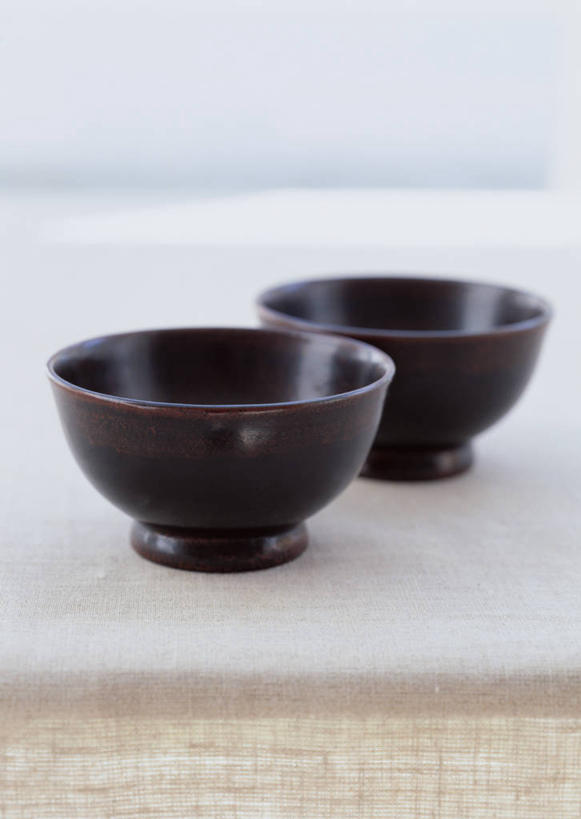 无人,竖图,俯视,室内,特写,白天,餐桌,桌子,静物,阴影,朦胧,模糊,反射,影子,陶瓷,杯垫,陶瓷制品,两个,黑色,容器,垫子,碗,餐台,储藏,储存,彩图,高角度拍摄,贮存