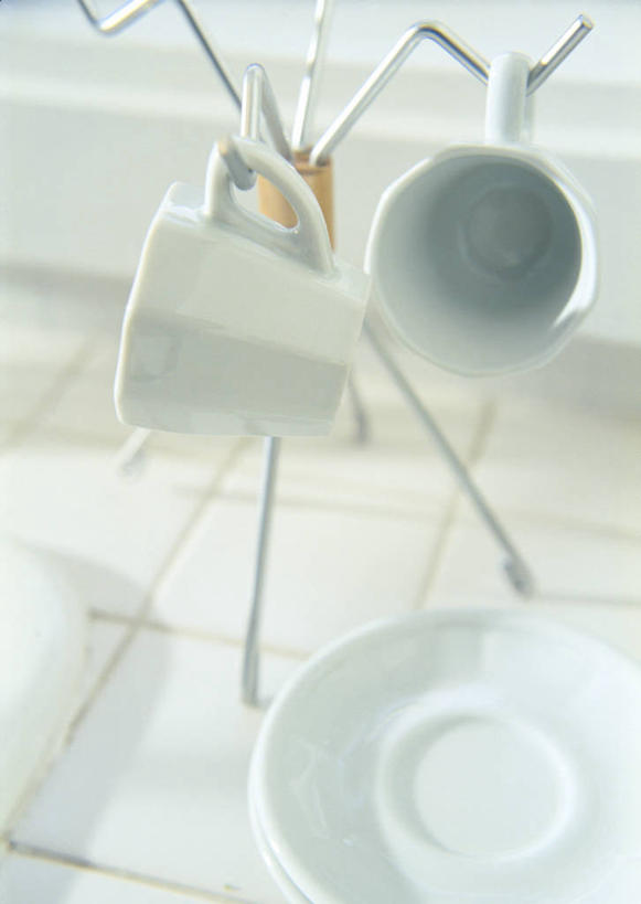 无人,竖图,俯视,室内,特写,白天,餐桌,桌子,静物,杯子,餐具,吊挂,悬挂,阴影,反射,瓷器,瓷砖,碟子,盘,影子,咖啡杯,陶瓷制品,挂,架子,盘子,碟,餐台,支撑,瓷杯,支持,彩图,高角度拍摄