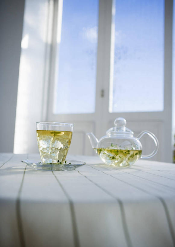 无人,竖图,室内,白天,正面,幸福,餐桌,茶,窗户,桌子,杯子,阴影,朦胧,模糊,光线,布料,壶,影子,云,云朵,茶叶,饮品,云彩,布纹,娱乐,玻璃窗,玻璃制品,水壶,桌布,蓝色,白云,蓝天,天空,阳光,餐巾,茶壶,容器,水杯,台布,花茶,天,享受,休闲,温馨,放松,乐趣,保健,养生,晴朗,餐台,花草茶,舒适,香花茶,香片,熏花茶,玻璃杯,晴空,餐桌布,彩图