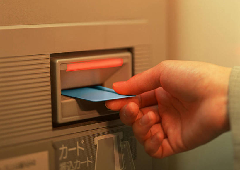 东方人,手,一个人,横图,室内,特写,白天,正面,信用卡,取款机,亚洲,仅一个男性,仅一个人,一张,握,阴影,反射,影子,拿,拿着,黄种人,仅一个年轻男性,手部,卡,握着,储蓄卡,单手,atm机,自动柜员机,银行卡,自动取款机,男人,男性,年轻男性,亚洲人,半身,彩图