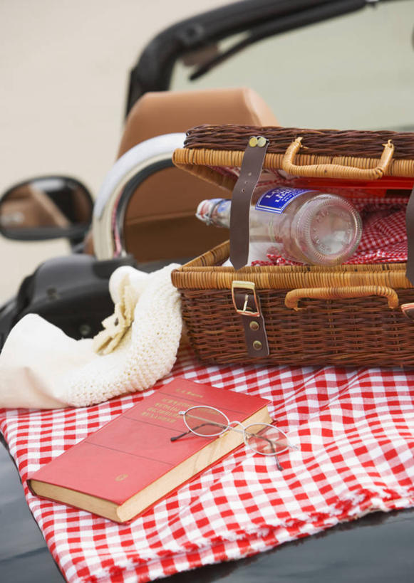 无人,竖图,室外,白天,正面,沙滩,汽车,帽子,书籍,一本,一辆,包,草帽,沙子,海岸,跑车,沙地,旅行包,车,玻璃制品,玻璃瓶,瓶子,垫子,交通工具,打开,开启,载具,敞篷跑车,一顶,旅游包,提包,书,图书,海滩,彩图