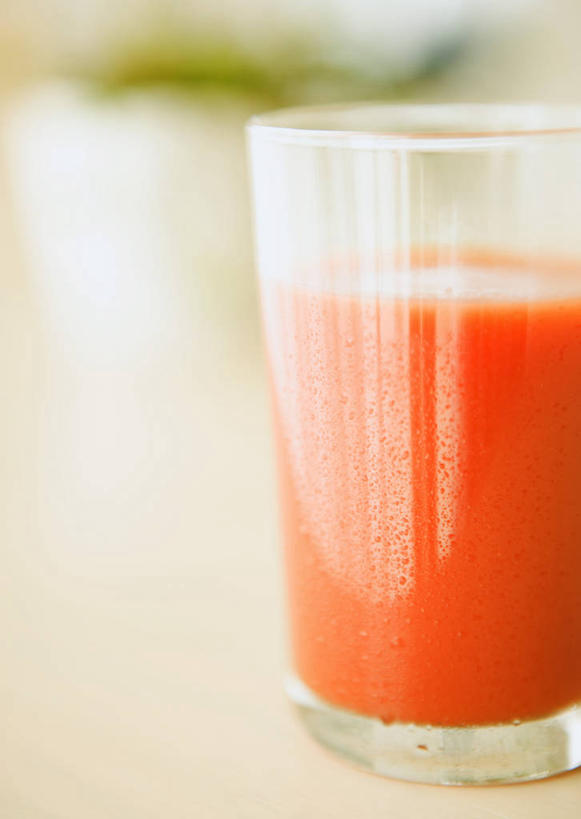 无人,竖图,室内,特写,白天,正面,餐桌,桌子,西红柿,杯子,阴影,朦胧,模糊,反射,影子,饮品,一杯,蔬菜汁,玻璃制品,饮料,一个,水杯,番茄汁,单个,餐台,可口,适口,玻璃杯,洋柿子,柑仔蜜,番茄,臭柿,彩图,六月柿,喜报三元