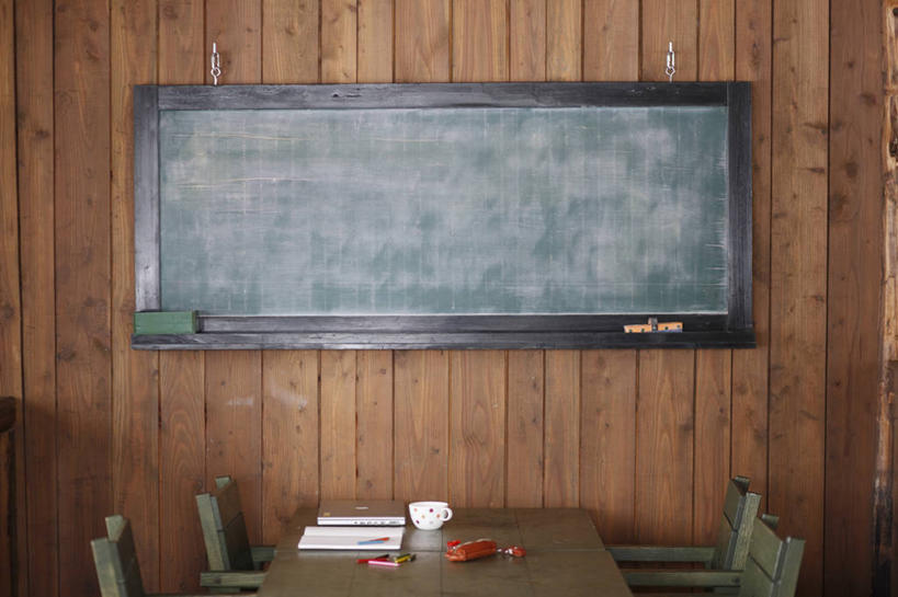 无人,餐厅,横图,室内,白天,正面,餐桌,桌子,杯子,书籍,椅子,木制,笔,工具,木椅,墙,墙壁,墙面,粉笔,黑板擦,木制品,水杯,学习用品,黑板,教学,餐台,文具用品,耐磨,白垩,教学黑板,粉笔擦,茶杯,书,图书,彩图,餐馆,饭店,饭馆