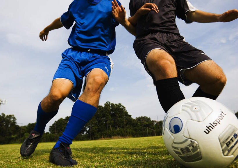 东方人,两个人,运动员,足球场,横图,室外,白天,仰视,运动服,运动鞋,锻炼,快乐,比赛,运动,竞争,足球,草地,草坪,植物,鞋子,亚洲,服装,足球鞋,足球装备,足球运动员,黄种人,娱乐,运动器械,袜子,草,一个,衣服,绿色,休闲,健身器械,服饰,单个,长袜,体育运动,衣着,穿着,健身器材,绿茵场,长筒袜,鞋钉,对手,蹴鞠,衣饰,长统袜,体育,足球运动,男人,男性,年轻男性,亚洲人,体育运动员,运动选手,半身,彩图,低角度拍摄,健身,足球比赛场地,运动器材,运动装