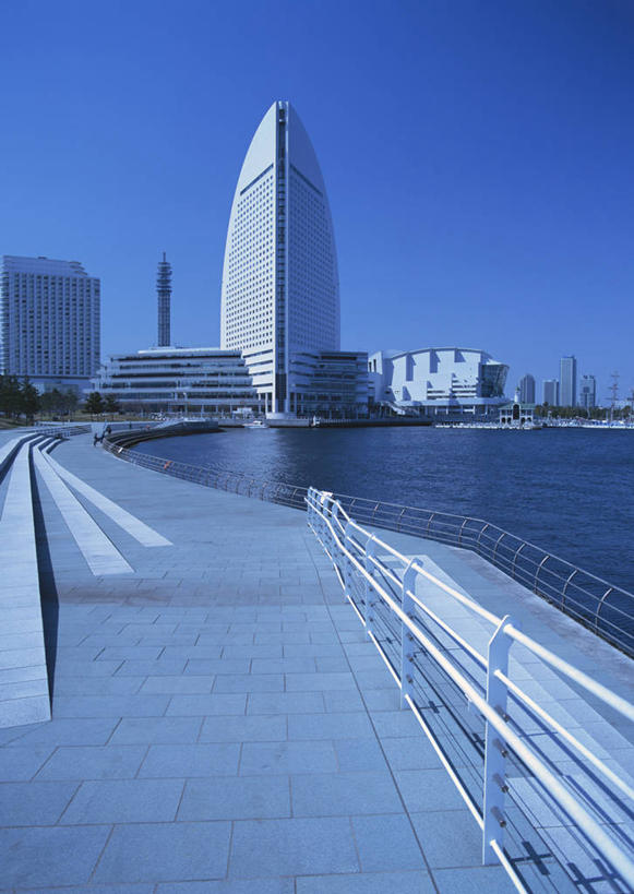 无人,高楼大厦,栏杆,竖图,室外,白天,正面,度假,海浪,海洋,美景,城市风光,城市,大厦,建筑,摩天大楼,神奈川,日本,亚洲,阴影,光线,影子,景观,浪花,建筑群,围栏,横滨,横滨市,神奈川县,娱乐,建设,护栏,蓝色,蓝天,天空,阳光,海水,天,享受,休闲,景色,放松,晴朗,海景,东亚,本州,万里无云,首府,关东地方,本州岛,日本国,港未来21区,大海,风浪,海,海水的波动,近岸浪,涌浪,晴空,晴空万里,彩图,大楼,高层建筑,高楼,摩天楼