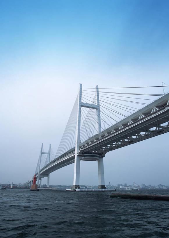 无人,竖图,室外,白天,仰视,旅游,度假,海浪,海洋,标志建筑,大桥,道路,地标,建筑,立交桥,路,桥梁,公路,神奈川,日本,亚洲,阴影,光线,影子,浪花,高架,斜拉桥,桥,交通,横滨,横滨市,神奈川县,娱乐,横滨海湾大桥,建设,蓝色,蓝天,天空,阳光,海水,天,享受,休闲,旅游胜地,放松,晴朗,高架桥,海景,东亚,高架道路,跨线桥,本州,万里无云,首府,海湾大桥,关东地方,本州岛,日本国,大海,风浪,海,海水的波动,近岸浪,涌浪,晴空,晴空万里,彩图,低角度拍摄