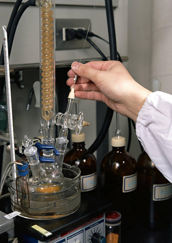 东方人,手,一个人,科学家,竖图,俯视,室内,特写,白天,实验,仪器,亚洲,仅一个男性,仅一个人,握,阴影,服装,研究,透明,电力,反射,分析,化学,测试,电线,冷凝管,温度计,线,影子,实验室,研究室,电能,线路,黄种人,玻璃制品,仅一个年轻男性,衣服,白色,玻璃瓶,瓶子,手部,器皿,握着,服饰,电,单手,电源,电源线,衣着,科研人员,白大褂,穿着,研究者,能量,水银温度计,计量,试验室,实验服,科学研究者,玻璃仪器,试验耗材,实验用品,水银柱,缩口,玻璃温度计,衣饰,男人,男性,年轻男性,亚洲人,科学工作者,半身,彩图,高角度拍摄,实验衣