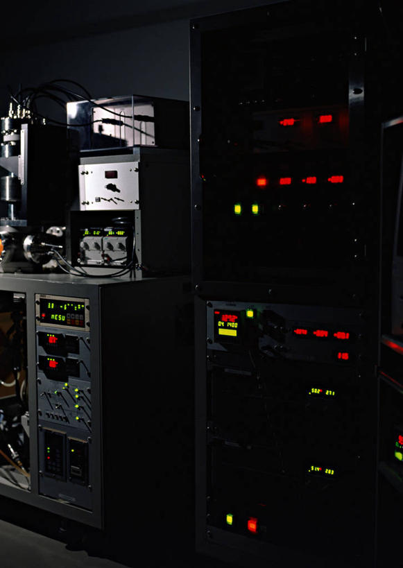 无人,竖图,室内,白天,正面,机器,零件,研发,仪器,电路,关闭,阴影,研究,反射,科学,影子,实验室,研究室,开关,按钮,打开,机械,科研,开启,化验,检验,试验室,闭合,彩图,质谱计,质谱仪,验