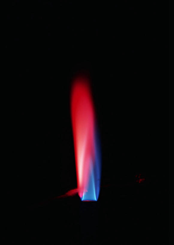 无人,竖图,室内,特写,白天,正面,热情,实验,研发,静物,火,黑色背景,研究,科学,化学,金属,火焰,燃烧,红色,蓝色,晶体,摄影,影棚,科研,化验,检验,彩图,影棚拍摄,拍摄,碱土金属,锶