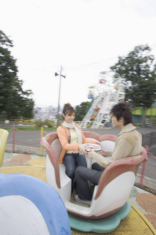 东方人,两个人,家庭,夫妻,游乐园,坐,笑,微笑,露齿笑,竖图,室外,白天,侧面,爱情,草地,草坪,植物,游乐场,亚洲,服装,装饰,浪漫,注视,休闲装,黄种人,相视,草,树,树木,衣服,绿色,自然,围巾,观察,看,休闲,温暖,温馨,一家人,面对面,休闲服,恩爱,恋人,服饰,游乐设施,转转杯,生长,成长,围脖,观看,对视,保暖,华丽,点缀,和睦,察看,互视,御寒,关注,相对,相看,衬托,美观,雅致,雅观,乐园,欢乐咖啡杯,旋转咖啡杯,游艺设施,男人,男性,年轻男性,年轻女性,女人,女性,亚洲人,年轻人,夫妇,情侣,坐着,彩图,全身,伴侣,融洽