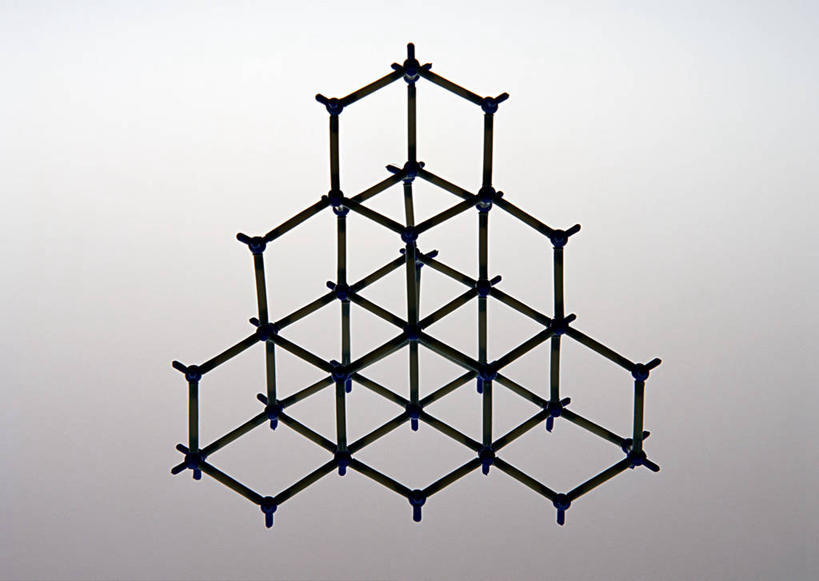 无人,横图,室内,特写,白天,白色背景,正面,分子,桌面,桌子,静物,阴影,反射,化学,木制,影子,木制品,摄影,影棚,分子结构,原子,粒子,分子几何,分子立体结构,分子形状,彩图,影棚拍摄,拍摄