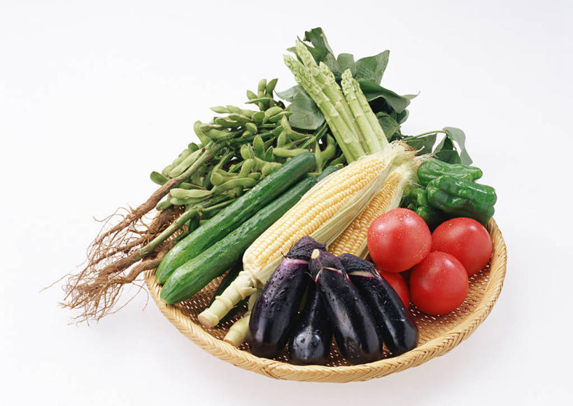 无人,交叉,横图,俯视,室内,特写,白天,白色背景,玉米,植物,桌面,桌子,竹子,豆,大豆,辣椒,芦笋,茄子,蔬菜,西红柿,一堆,许多,阴影,堆叠,堆积,竹制,新鲜,编织,反射,木制,棒子,篮子,影子,豆类,豆子,毛豆,玉蜀黍,食品,很多,食物,一个,木制品,竹篮,摄影,有机食品,绿色食品,影棚,单个,竹条,堆,交织,苞米,竹制品,苞芦,彩椒,豆科,辣角,红海椒,大椒,辣虎,广椒,苞谷,枝豆,包谷,大蜀黍,番麦,薏米包,玉高粱,玉麦,珍珠米,穿插,猪尾巴,药鸡豆子,洋柿子,甜椒,柿子椒,石刁柏,蚂蚁杆,落苏,龙须菜,酪酥,狼尾巴根,辣子,昆仑瓜,黄豆,海椒,柑仔蜜,番茄,番椒,灯笼椒,臭柿,矮瓜,彩图,高角度拍摄,影棚拍摄,拍摄,六月柿,喜报三元