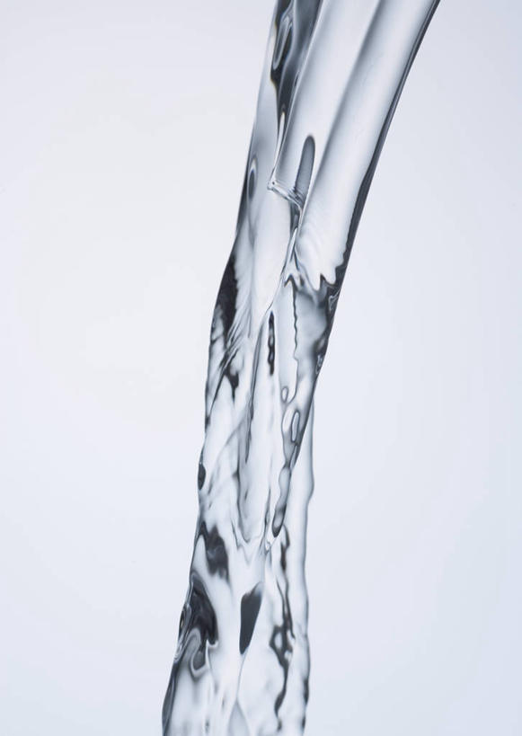 无人,竖图,室内,特写,白天,白色背景,正面,水,液体,水滴,摄影,影棚,下降,降落,降低,下跌,下落,彩图,影棚拍摄,拍摄